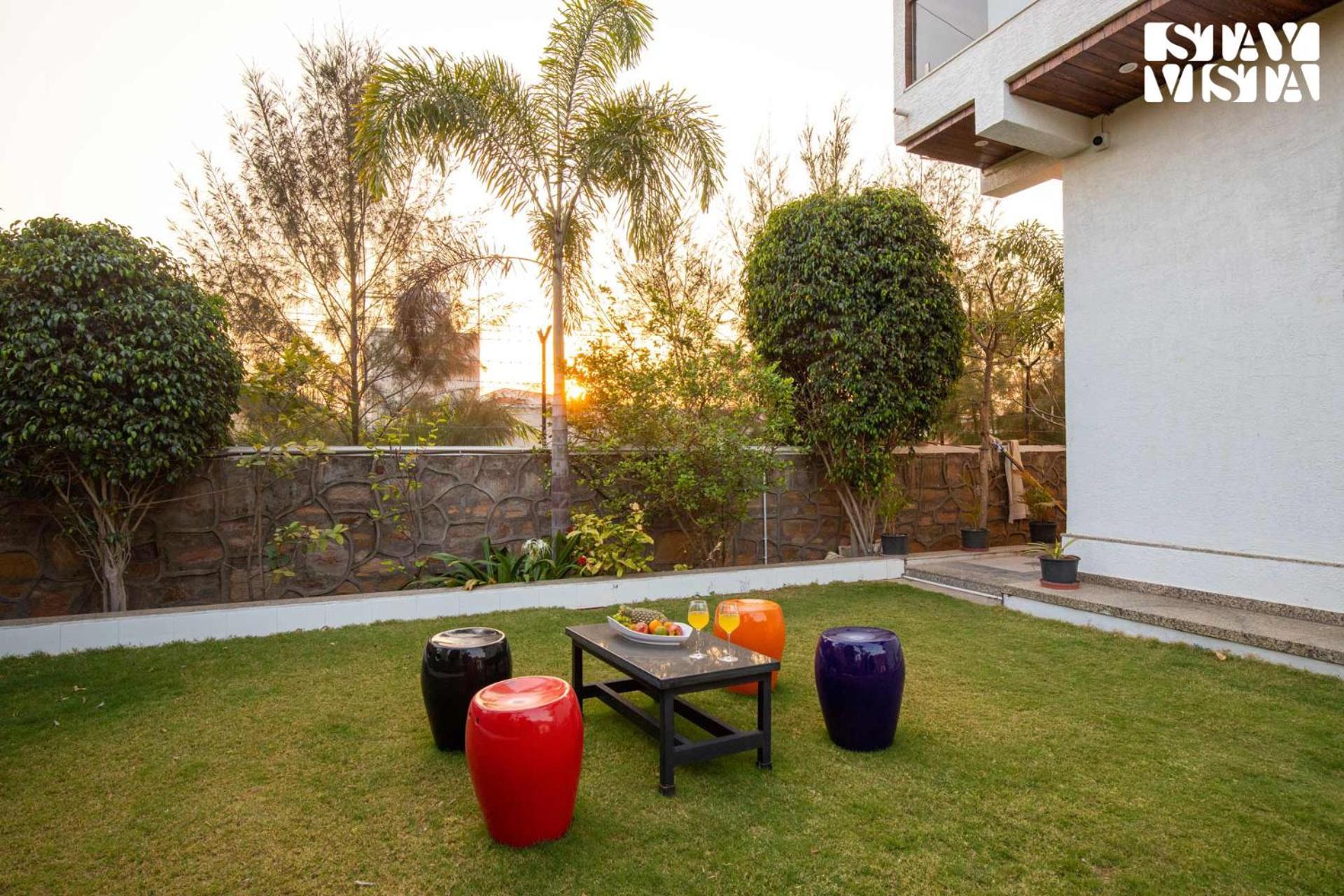 Stayvista'S Bella Dream - Mountain-View With Outdoor Pool, Lawn Featuring A Gazebo & Indoor Games Udaipur Extérieur photo
