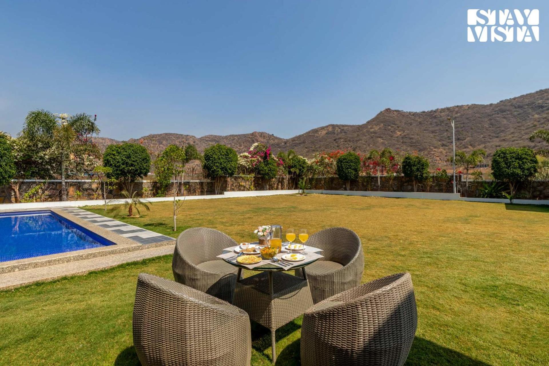 Stayvista'S Bella Dream - Mountain-View With Outdoor Pool, Lawn Featuring A Gazebo & Indoor Games Udaipur Extérieur photo